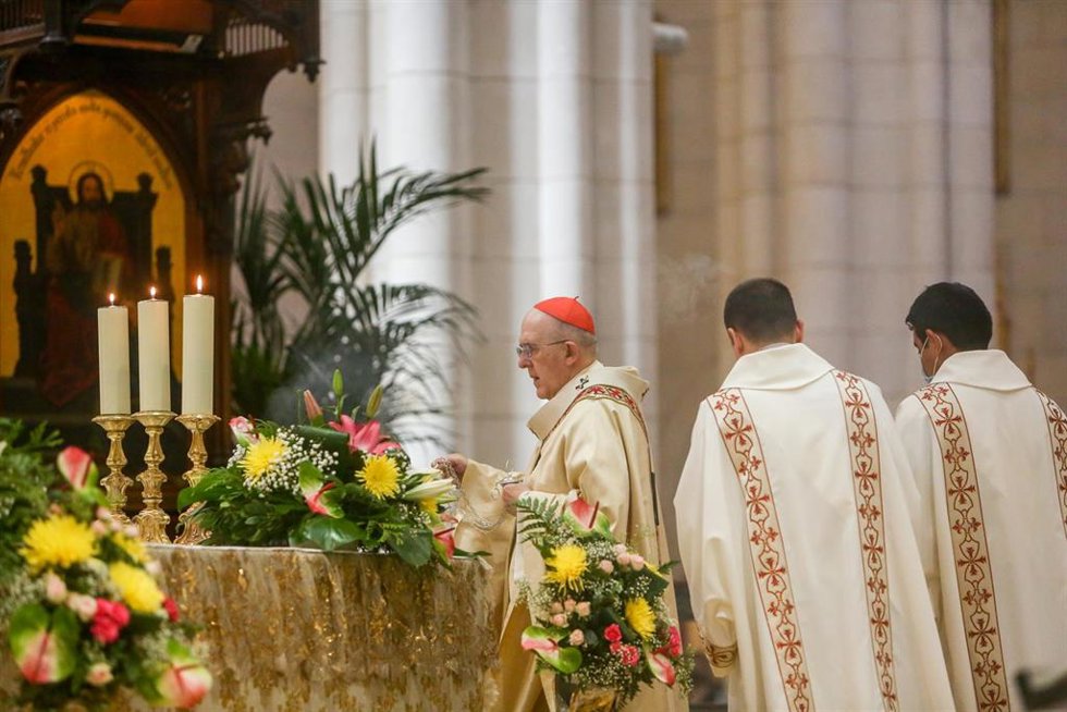 Archivo - El cardenal arzobispo de Madrid, Carlos Osoro, durante la misa del Domingo de Resurrección, en la Catedral de Santa María La Real de la Almudena.