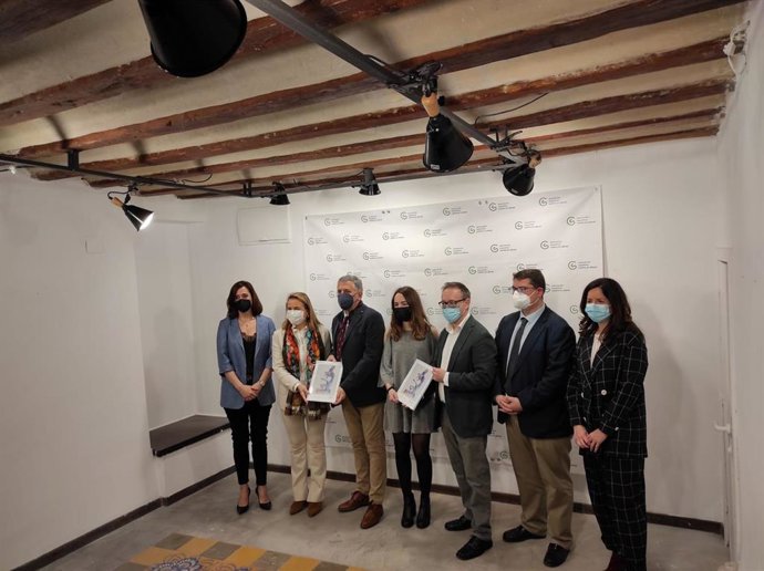 La presidenta de la AECC, Elena Eguizábal, y el presidente del Comité Técnico de la AECC, Alfredo Martínez, han entregado las ayudas a investigación 2021, que han recaído en Carmen Bretón y el equipo del doctor Oteo