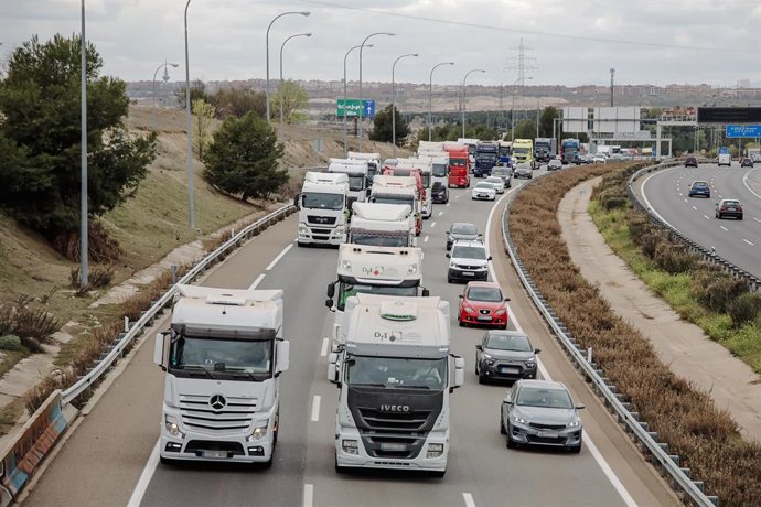 Atasco de camiones en la M-45, durante el quinto día de paros en el sector de los transportes, a 18 de marzo de 2022, en Torrejón de Ardoz, Madrid (España). El paro, convocado a nivel nacional por la Plataforma para la Defensa del Sector de Transporte d