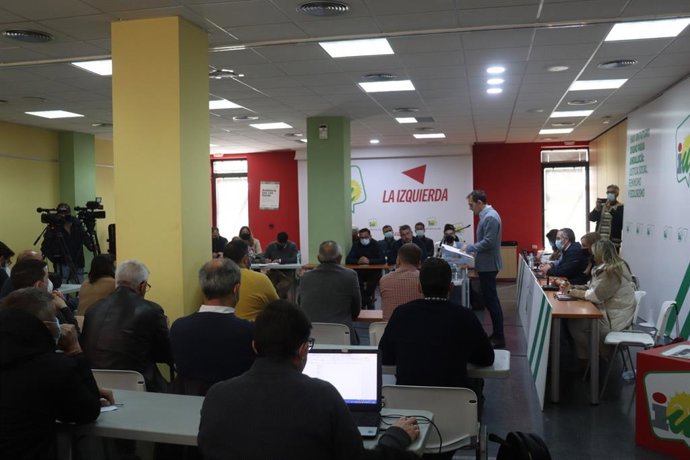 Imagen de este viernes del coordinador general de IU en Andalucía, Toni Valero, en su intervención en el Foro de Alcaldías de este partido.