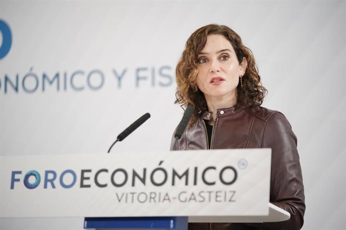 La presidenta de la Comunidad de Madrid, Isabel Díaz Ayuso, durante un desayuno informativo con empresarios en Vitoria