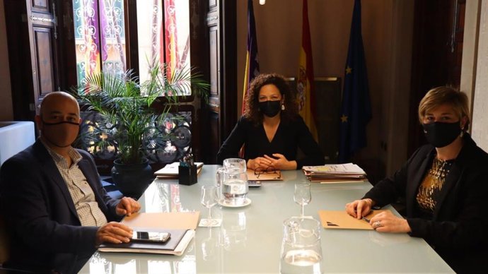 Archivo - Reunión de la presidenta del Consell, Catalina Cladera, con el presidente de la Felib, Antoni Salas, y la secretaria general, Neus Serra.