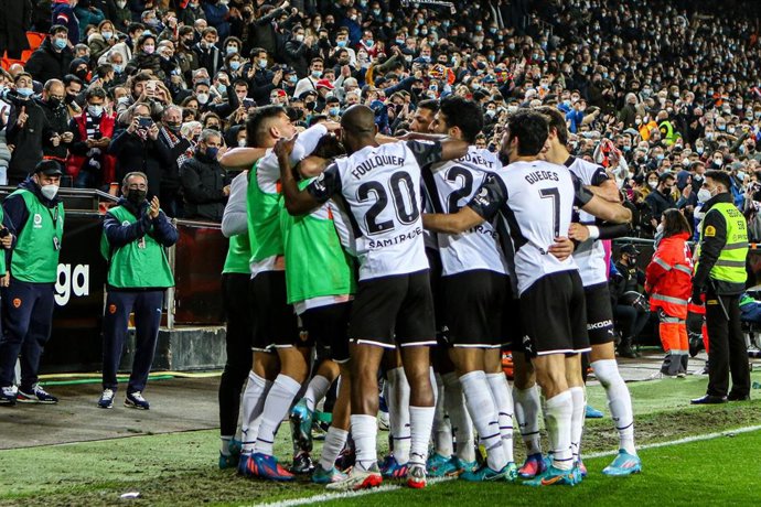 Archivo - El jugador del Valencia CF Maxi Gomez ocelebra un gol con sus cmopañeros ante el Granada CF en el Estadio de Mestalla en LaLiga Santander 2021-2022.