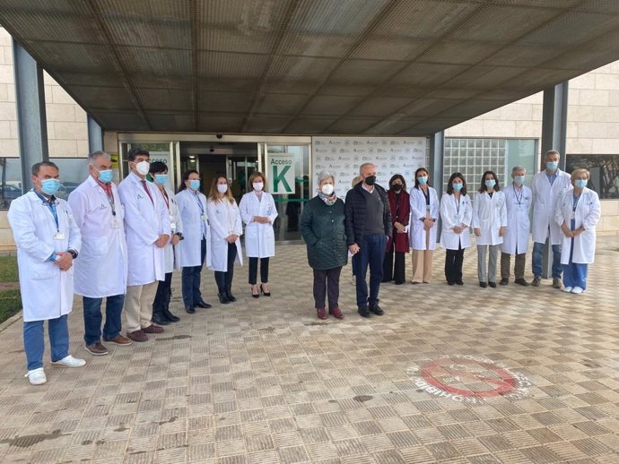 La delegada de Salud de la Junta en Córdoba, la gerente del Hospital Reina Sofía, profesionales y pacientes, Loli y José, en la rueda de prensa de trasplante renal cruzado de donante vivo.