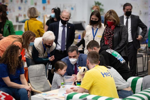 El presidente del Gobierno, Pedro Sánchez, en su visita al centro de refugiados ucranianos de Fira de Barcelona.
