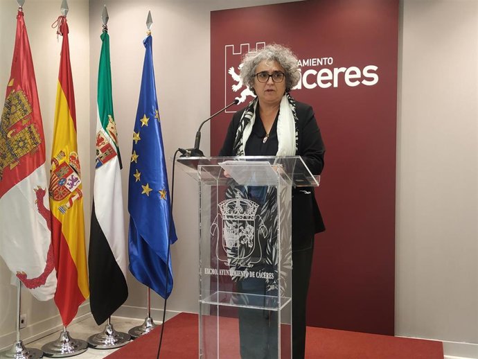 La portavoz del Ayuntamiento de Cáceres, María José Pulido, en la rueda de prensa de la Junta de Gobierno local