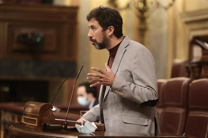 Archivo - El diputado de Unidas Podemos, Antonio Gómez-Reino, interviene en una sesión plenaria en el Congreso de los Diputados, a 25 de noviembre de 2021