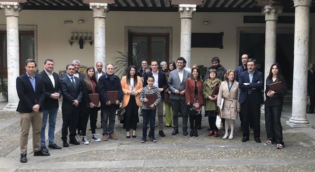 Foto de familia con los premiados y becados.