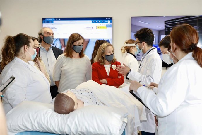 La presidenta del Govern, Francina Armengol, y la vicepresidenta del Gobierno y ministra de Asuntos Económicos y Transformación Digital, Nadia Calviño, junto al conseller March, visitan el aula de tecnología aplicada en el sector sanitario