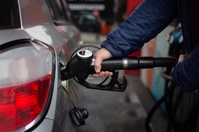 Un hombre reposta gasolina en una gasolinera de Barcelona, a 11 de marzo de 2022, en Barcelona, Cataluña (España).