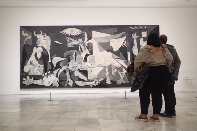 Archivo - Dos personas observan el 'Guernica' de Pablo Picasso en una de las salas del Museo Reina Sofía un día antes del término del estado de alarma, en Madrid (España), a 23 de octubre de 2020. A partir de mañana a las 17.47h., cuando decae el estado