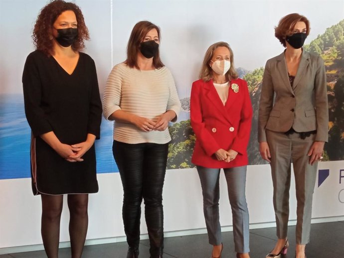 La presidenta del Consell de Mallorca, Catalina Cladera; la presidenta del Govern, Francina Armengol; la ministra de Asuntos Económicos y Transformación Digital, Nadia Calviño.