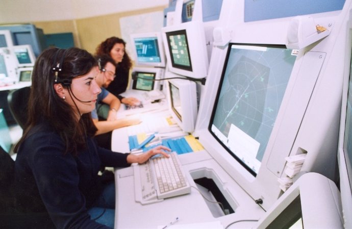 Controladores aéreos de Enaire en el Centro de Control de Canarias.