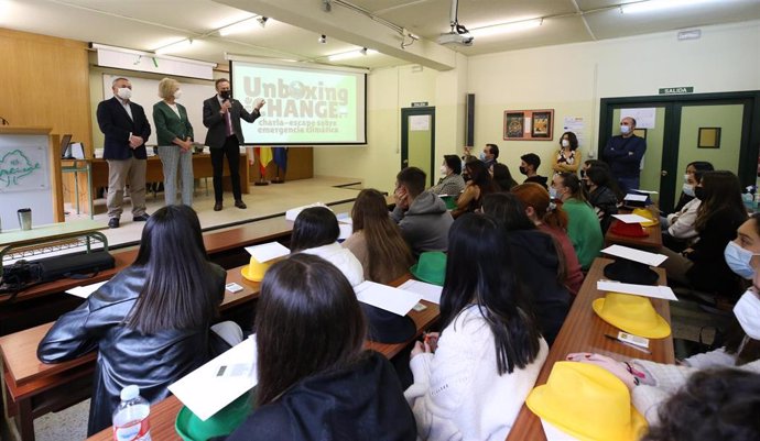 Los consejeros de Medio Ambiente, Guillermo Blanco, y Educación, Marina Lombó, en la presentación de las acciones formativas en el IES El Alisal