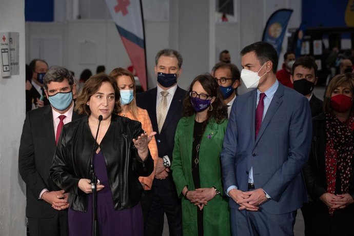 La alcaldesa de Barcelona, Ada Colau, tras la visita al centro de refugiados ucranianos de Fira de Barcelona junto al presidente del Gobierno, Pedro Sánchez, los ministros José Luis Escriv y José Manuel Albares, y la consellera Tnia Verge.