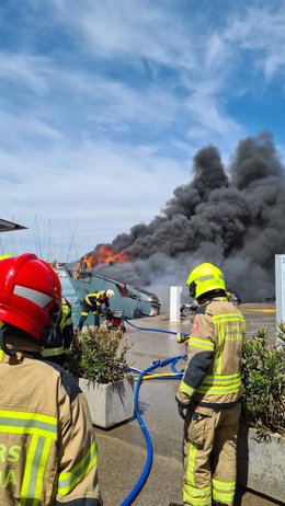 Incendio de una embarcación en La Marina de Valncia
