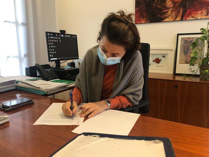 La consellera de Asuntos Sociales, Fina Santiago, firma la resolución para el aumento del 15% de la Renta Social Garantizada.