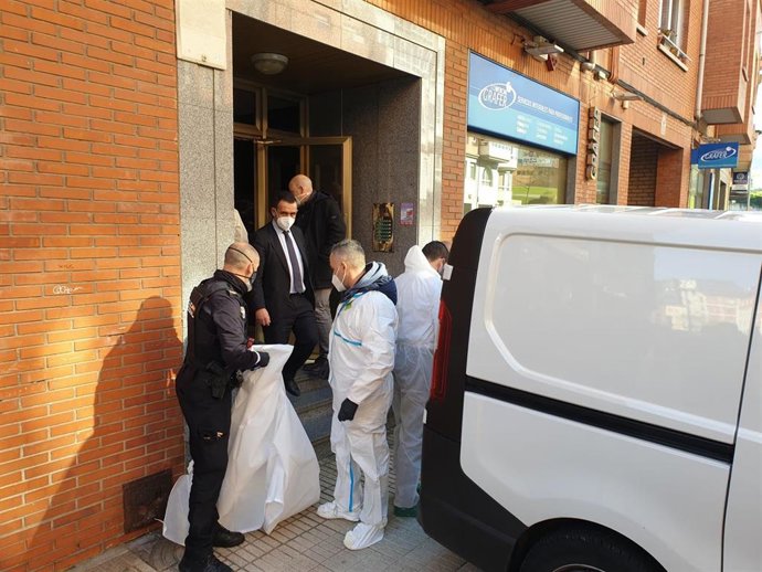 Policía científica en el portal en el que se cometió el crimen.