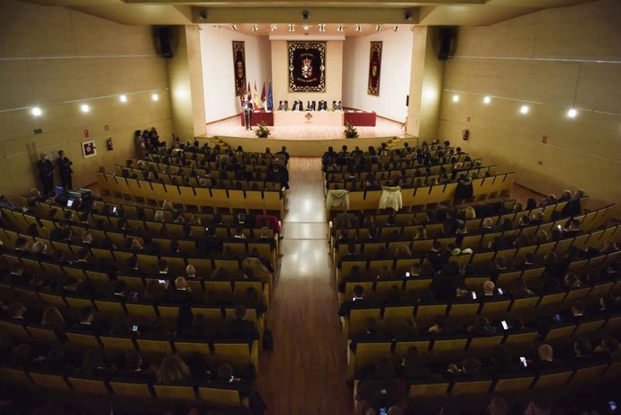 Acto de entrega de los diplomas a la primera mitad de la 48 promoción de nuevos funcionarios ayudantes de prisiones