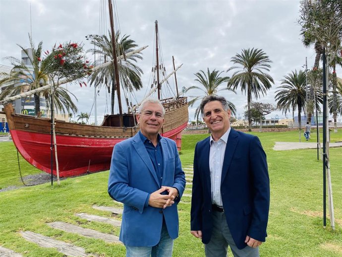 El periodista Sebastián Quintana, ahora miembro de Bandera Azul, junto al presidente de Bandera Azul España, José Palacios