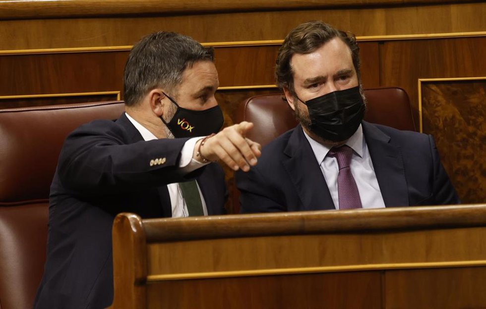 El presidente de Vox, Santiago Abascal (i), y el portavoz parlamentario de Vox, Iván Espinosa de los Monteros (d), en una sesión plenaria, en el Congreso