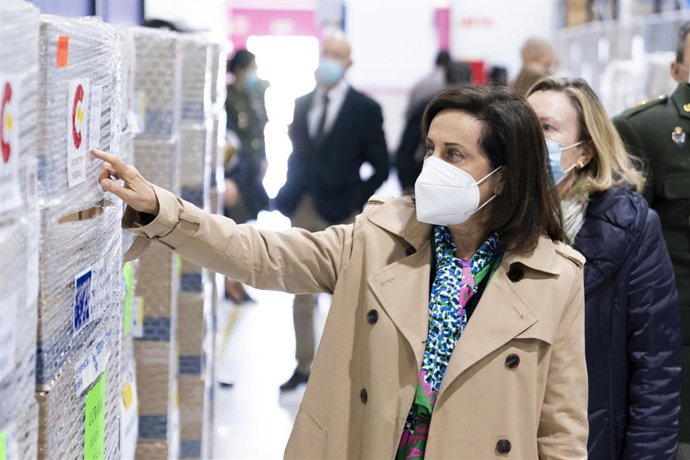 La ministra de Defensa, Margarita Robles con los palets de medicamentos de las comunidades autónomas para Ucrania, en las instalaciones del Centro Militar de Farmacia de la Defensa