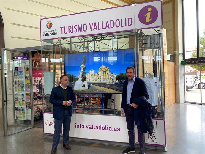 El director de la Sociedad de Turismo (I) y el alcalde de Valladolid (D) ante el nuevo punto de información turística.