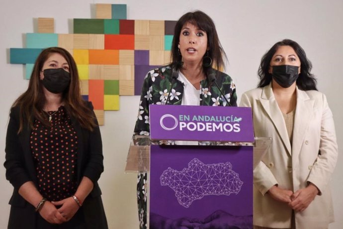 La coordinadora de Podemos Andalucía, Martina Velarde, este viernes en rueda de prensa, acompañada de la secretaria de Organización, Raquel Martínez, y la secretaria de Acción Institucional, Alejandra Durán.