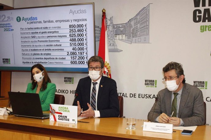 El alcalde de Vitoria-Gasteiz, Gorka Urtaran, la teniente de alcalde y concejal de Promoción Económica, Maider Etxebarria, y el teniente de alcalde y concejal de Hacienda, Iñaki Gurtubai