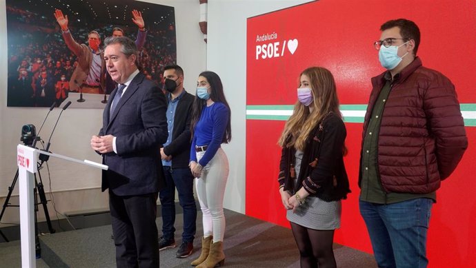 El secretario general del PSOE-A, Juan Espadas, este viernes en rueda de prensa en la sede del partido.