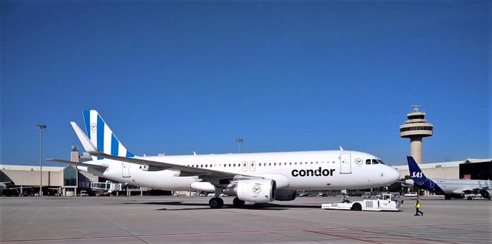 Archivo - Un avión de la aerolínea Condor en el Aeropuerto de Palma.
