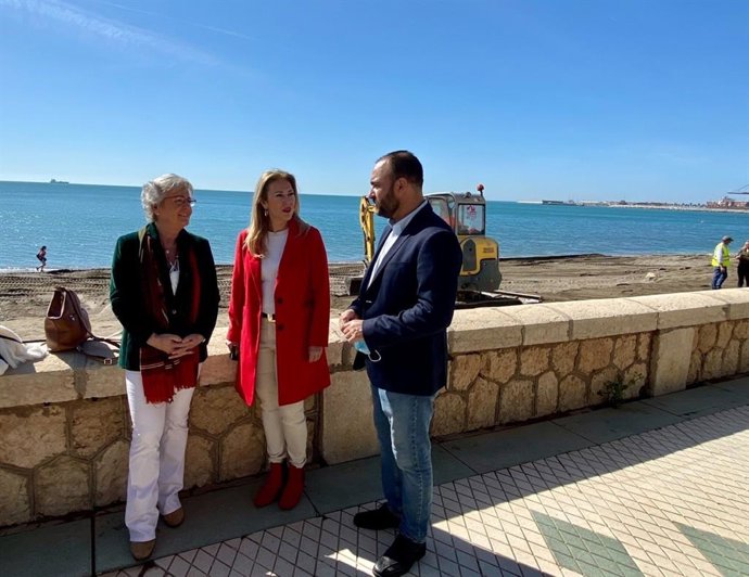 Los diputados nacionales por el PP de Málaga Carolina España y Mario Cortés, y la concejala responsable de Playas en el Ayuntamiento de Málaga, Teresa Porras