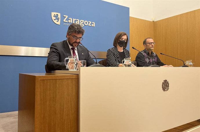 La vicealcaldesa de Zaragoza, Sara Fernández, junto al gerente de Zaragoza Turismo, Conrado Molina, y el profesor de la Facultad de Ciencias Sociales y del Trabajo, Iván López.