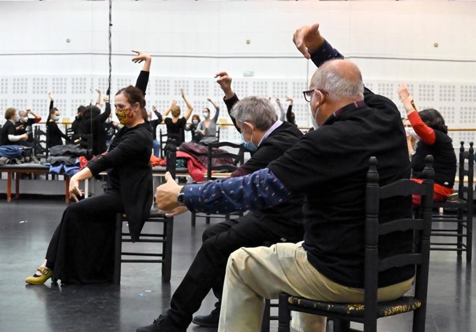 El Ballet Nacional de España imparte una clase de danza para personas con párkinson