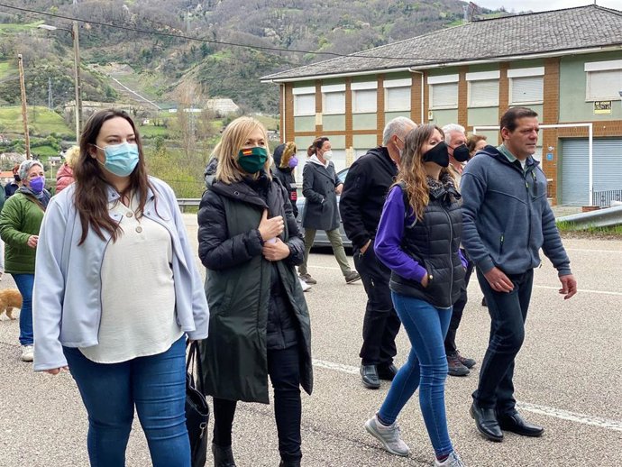 La diputada regional de Vox, Sara Álvarez Rouco, en una manifestación en Campomanes contra el cierre de una entidad bancaria.