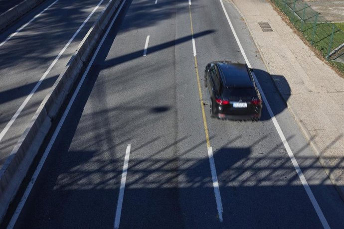Archivo - Un coche circula por la carretera 