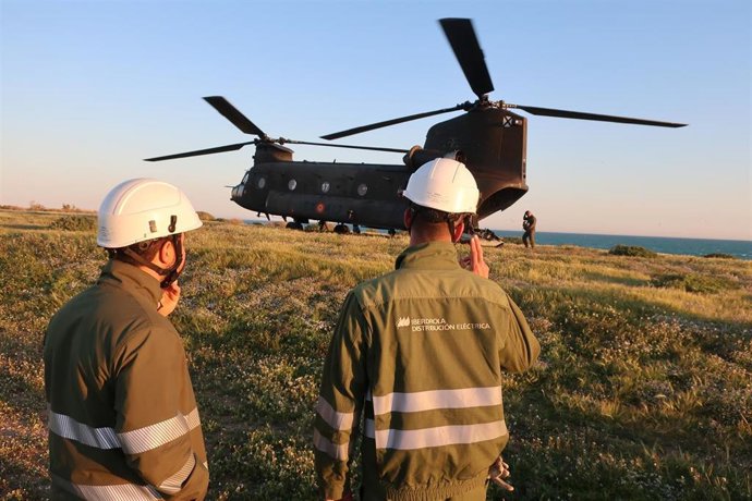 Iberdrola dota de generadores a la Isla de Tabarca con la ayuda del ejército tras los daños por el temporal