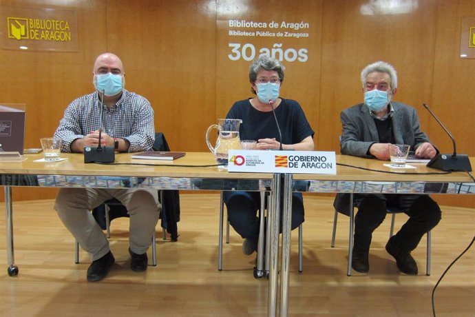 José Antonio Hernández Latas, Marisancho Menjón y Manuel García Guatas, en la presentación de 'Recuerdo de la expedición a Canfranc y al pantano de La Peña 1908'.