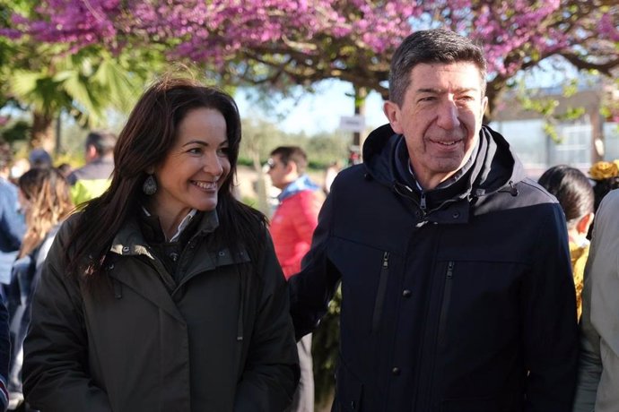 La delegada de la Junta en Huelva, María Ángeles Muriel, junto al vicepresidente de la Junta y consejero de Turismo, Regeneración, Justicia y Administración Local.