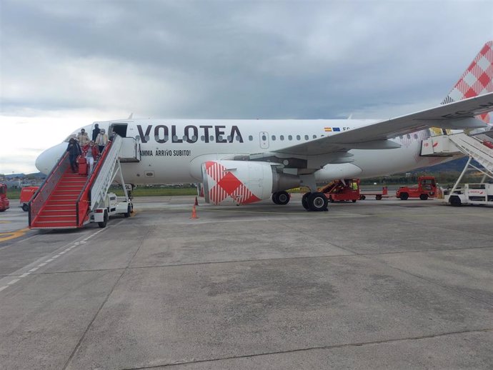 El aeropuerto de San Sebastián estrena las rutas a Málaga y Sevilla con Volotea