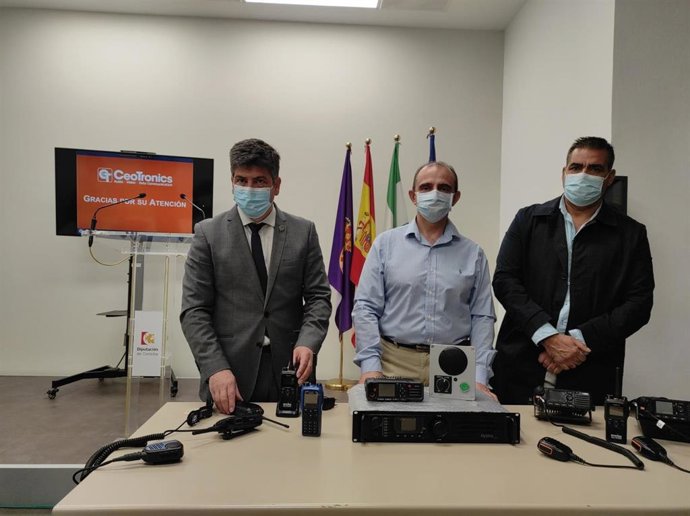 El presidente del Consorcio Provincial de Prevención y Extinción de Incendios de la Diputación de Córdoba, Rafael Llamas (izda.), conoce las nuevas herramientas.