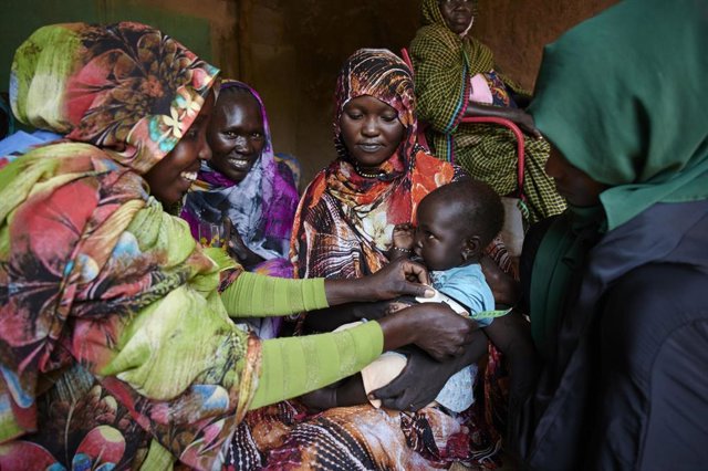 Archivo - Atención infantil a un niño en Sudán