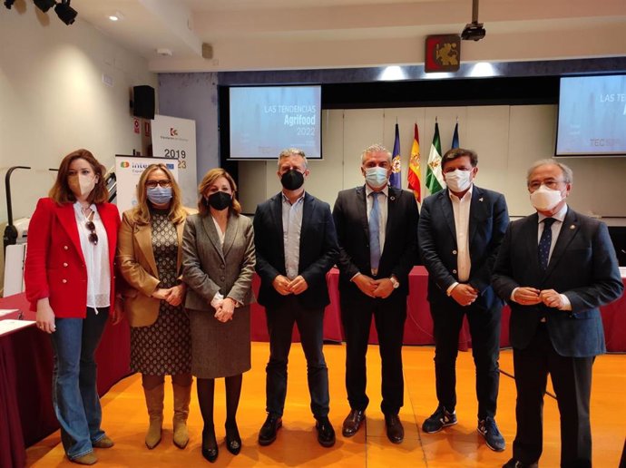 Autoridades en la presentación del informe de tendencias 'Agrifood 2022'.