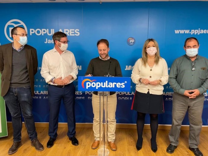 Domínguez (c) en la rueda de prensa.