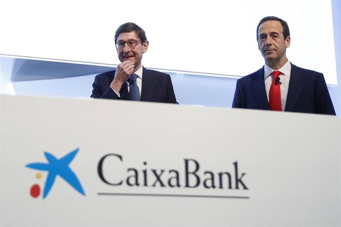 (I-D)El presidente, Jose Ignacio Goirigolzarri, y el consejero delegado, Gonzalo Gortázar Rotaeche, hablan con un accionista en la Junta General de Accionistas, en el Museu de les Cincies de la Ciutat de les Arts i les Cincies, a 8 de abril de 2022.