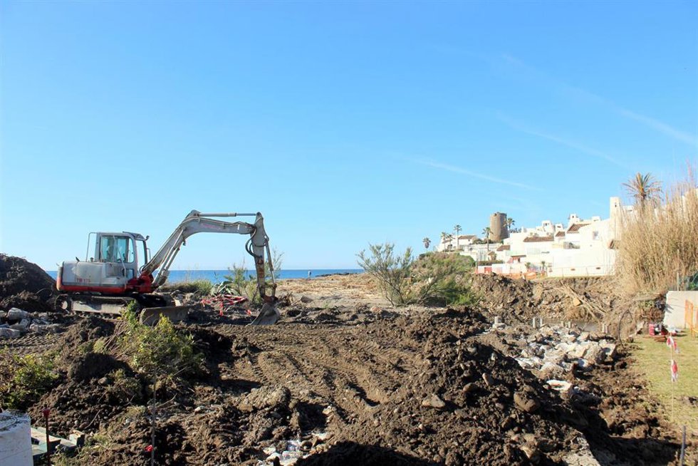 Una máquina trabaja en las obras de un nuevo tramo de corredor litoral que incluye un puente sobre Arroyo Vaquero