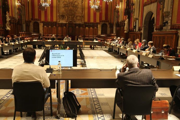 Barcelona acuerda con las entidades la agenda de políticas educativas para reducir desigualdades.