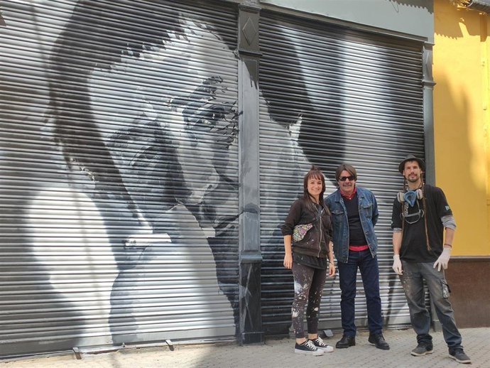 Los artistas y Pive Amador junto a uno de los murales