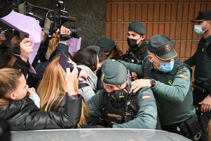 Agentes de la Guardia Civil paralizan a un grupo de personas se concentran frente al Juzgado número 4 de Sueca (Valencia) contra el hombre detenido por matar a su hijo, en el día en el que este pasa a disposición judicial, a 6 de abril de 2022, en Sueca