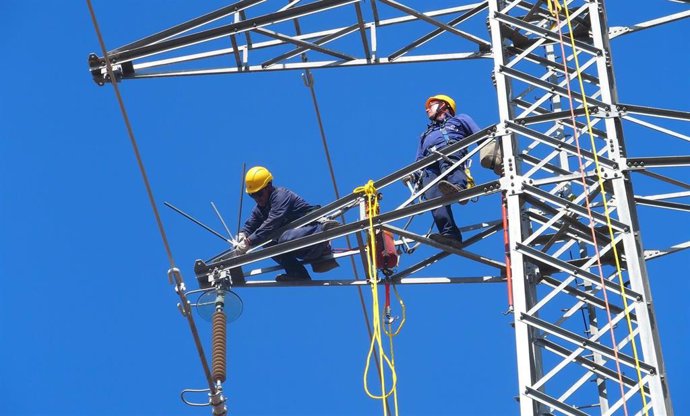 Archivo - Imagen de archivo de operarios trabajando en torres de alta tensión. 